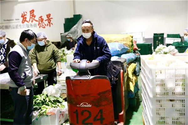 向安倫在駕駛叉車運送物資。重慶百貨供圖