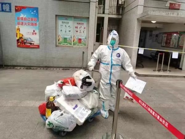 兩江新區人和街道萬紫山社區100多位志愿者與各路防疫力量一道守護著社區7000多人的健康綠，圖為志愿者為居民們搬運物資。兩江新區人和街道萬紫山社區供圖