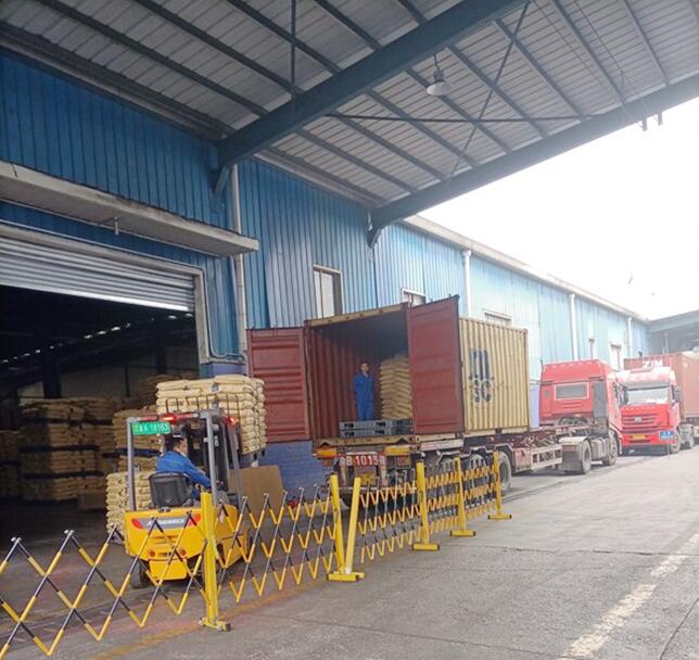 疫情期間，重輪太平洋物流公司車隊作好物資轉運工作。重輪公司供圖