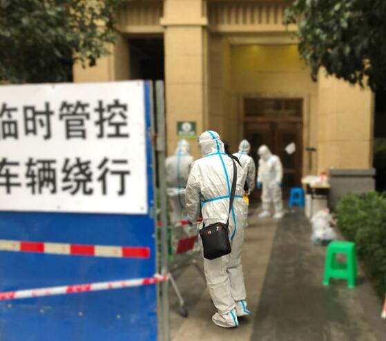 康橋融府防疫支援隊進入隔離區送生活物資?？堤镏腔鄯展﹫D