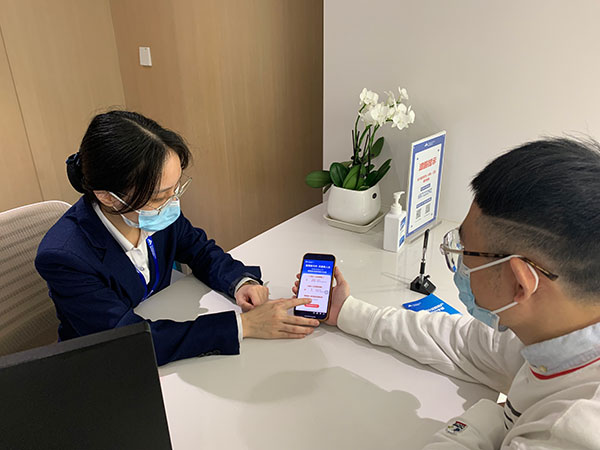 為市民講解優惠政策。重慶富民銀行供圖