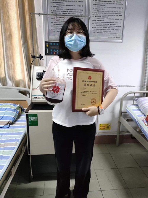 小麗手捧捐獻造血干細胞榮譽證書。西南大學供圖