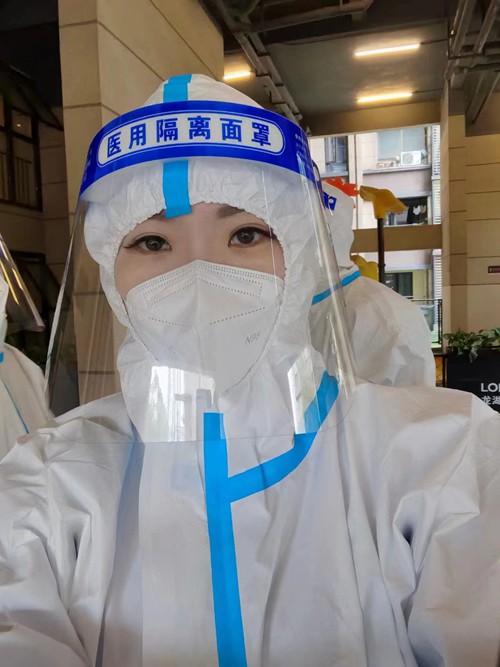 李伽穿上防護服準備開始工作。