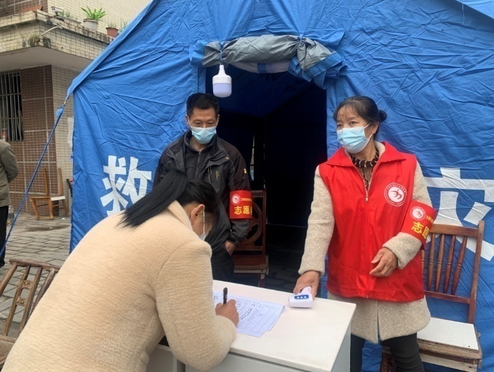 站前廣場小區門口，正在值守的志愿者。