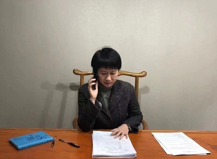 胥麗正在接聽求助電話。