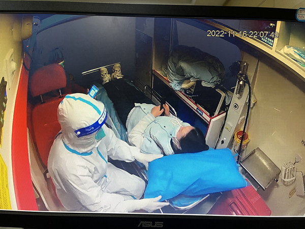 孕婦被送上救護車轉移。云陽縣委宣傳部供圖