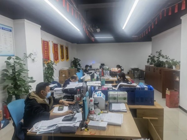 后勤人員執行封閉值守和24小時值班制度，晝夜不歇、開足馬力。