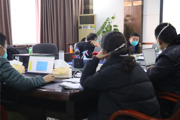 鐵山坪街道疫情指揮部24小時值班。馮良攝