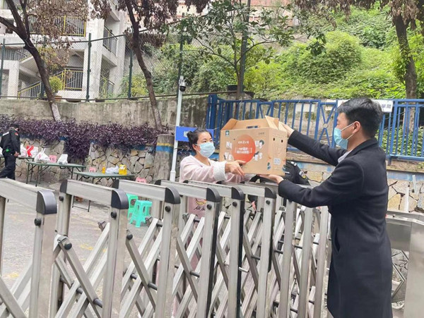 團隊為業主配送有機蔬菜禮包。招商渝天府供圖