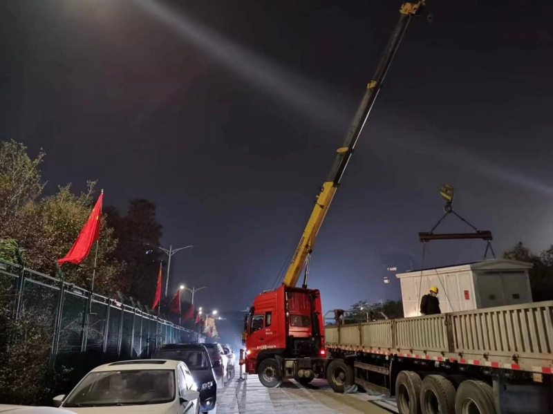 施工現場電力工人正在吊裝設備。向江微攝