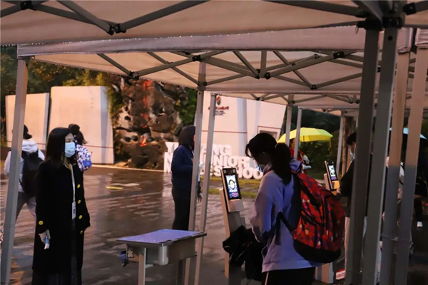 云陽縣第三初級中學電子測溫通道保障學生安全。譚啟云攝