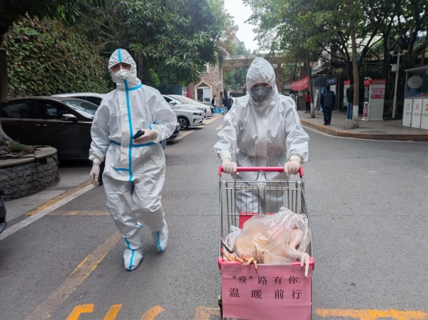 黨員志愿者為轄區特殊群體上門送物資?？蹬d路社區供圖