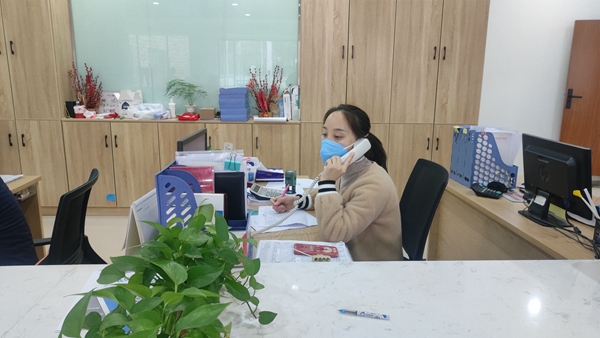 周麗正在接群眾來電。重慶市婦聯供圖