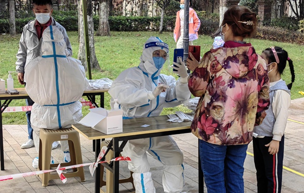 梁渝變身“大白”，正在錄入居民信息。重慶市婦聯供圖