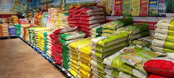 超市物資供應充足。程超攝