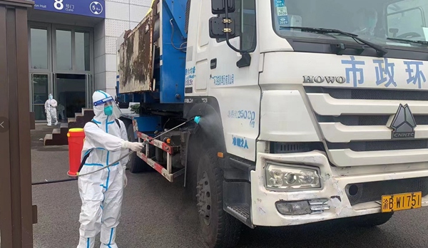 悅來方艙醫院工作人員正在對醫廢轉運車輛消毒。重慶市生態環境局供圖