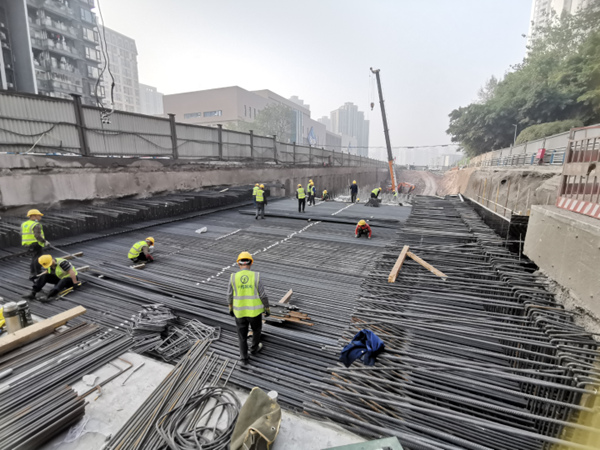 五臺山立交至雙山隧道段改造工程，工人正在綁扎鋼筋。中冶建工集團供圖