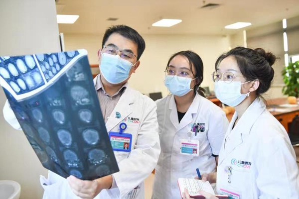 李祿生與團隊商討患兒治療方案。鄒樂攝