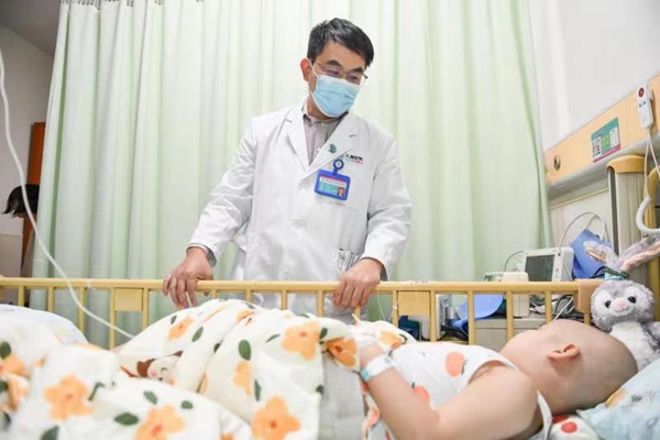 李祿生為患兒查房。鄒樂攝