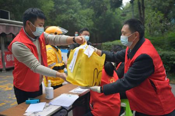 志愿者們通力協作，將登記好的物資進行分揀、配送。李芳攝