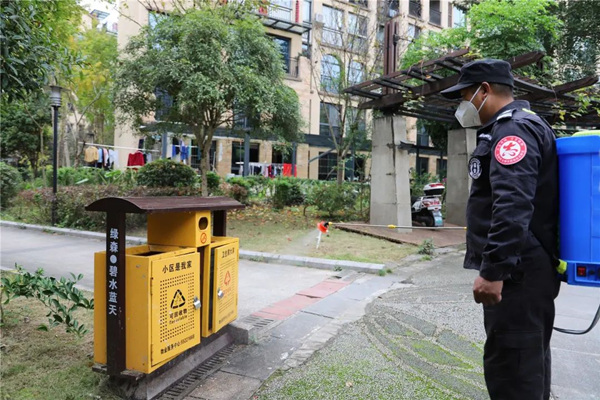 物業志愿者對小區進行消毒。劉婷攝