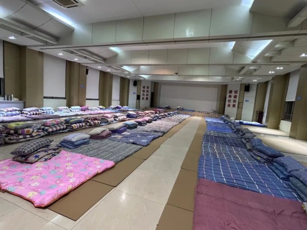 重慶光大產業有限公司會議室改為臨時宿舍。受訪者供圖