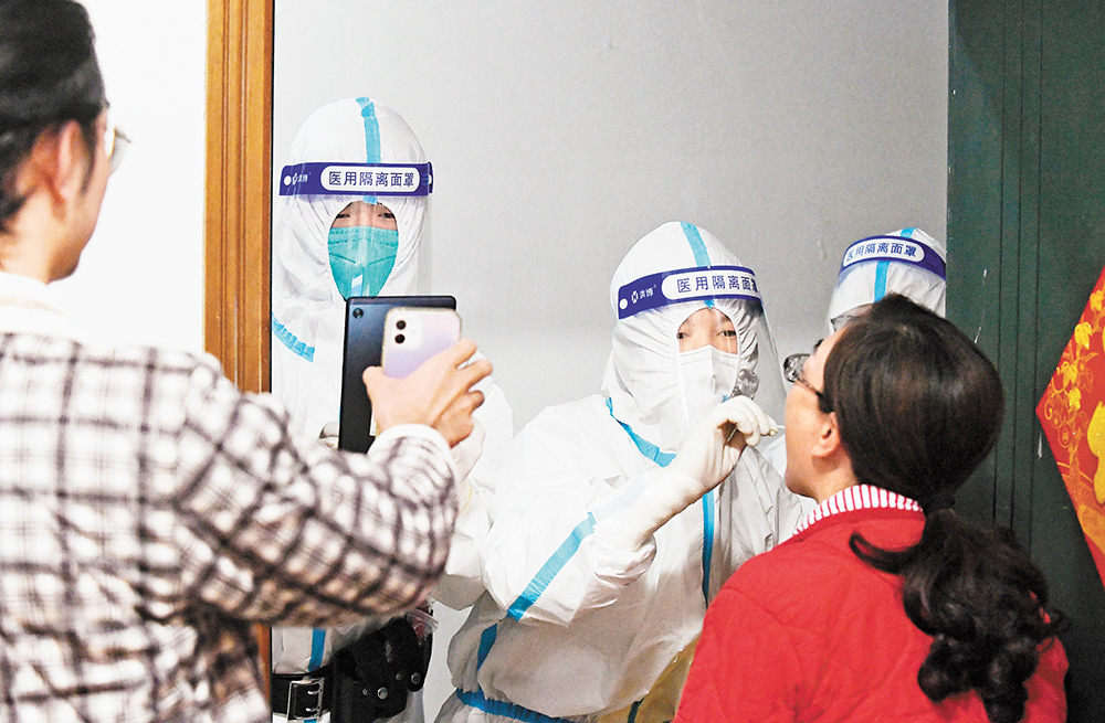 11月26日，渝中區解放碑街道民生路社區巴渝世家小區，醫務工作者和樓棟志愿者正上門為居民進行核酸采樣。巴渝世家小區是此次中心城區實施全域協同防控后，劃定的高風險區，按疫情防控要求，開展了相應頻次的核酸檢測。記者 熊明 攝/視覺重慶