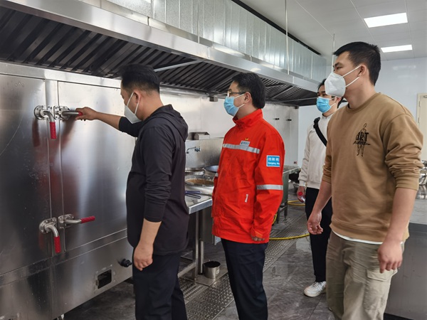 重慶燃氣兩江公司對現場用氣設備進行檢查。燃氣集團供圖