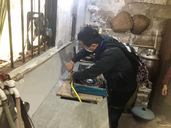 重慶燃氣合川公司員工正在為村里用戶通氣。燃氣集團供圖