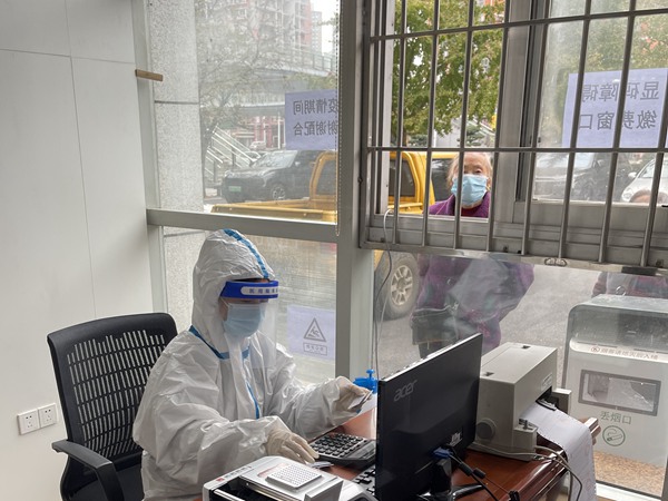 重慶燃氣長南公司工作人員正在顯碼障礙窗口為群眾服務。燃氣集團供圖