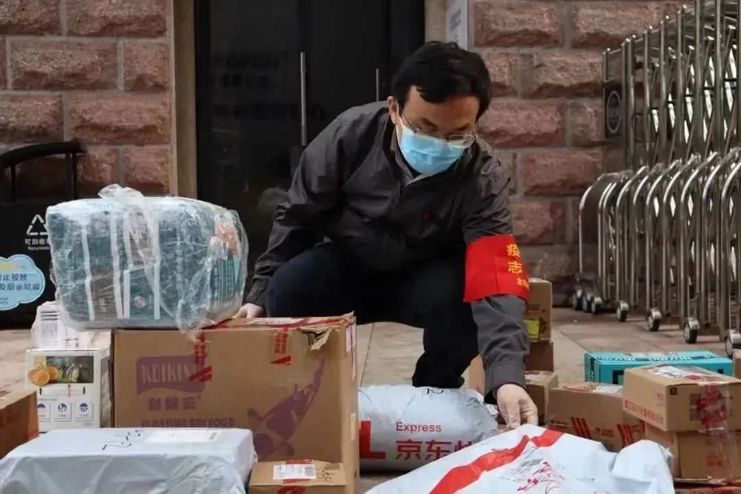 志愿者幫居民配送快遞。兩江新區人和街道供圖