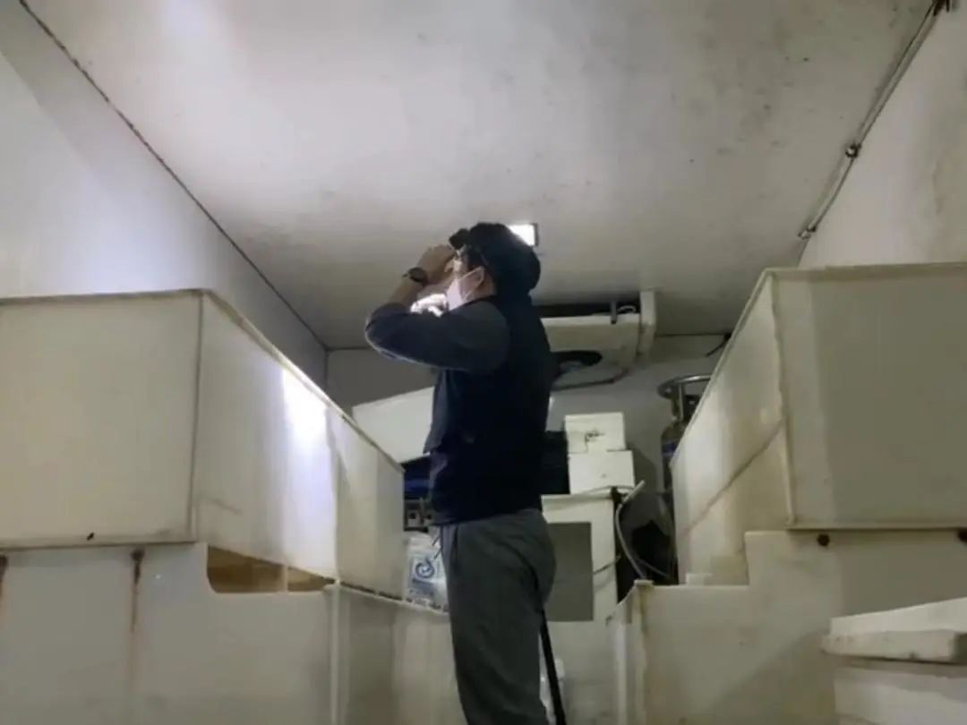 邱郎在查驗水產暫養箱鹽度。叮咚買菜供圖