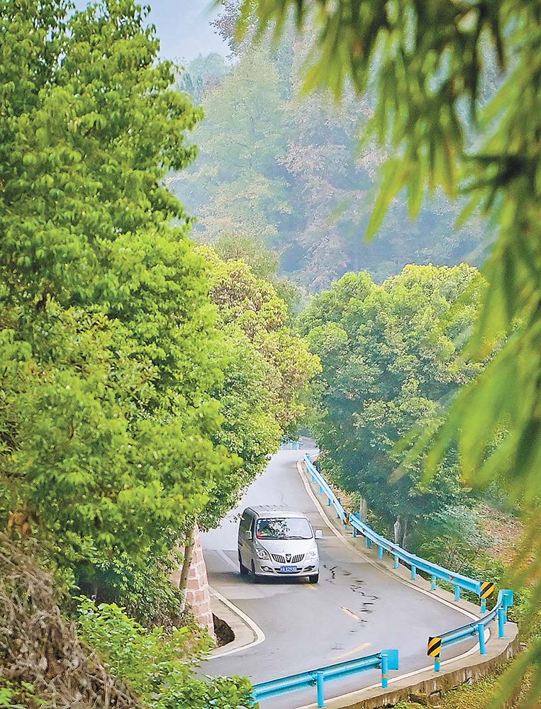 運輸 23日，滿載蔬菜包的運輸車輛在前往城區途中。
