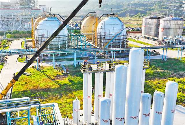 十一月二十八日，位于萬盛經開區平山工業園區的東方希望集團萬盛煤化公司，員工在進行技改施工，為完成全年生產任務沖刺。連日來，該工業園區實施閉環生產，員工在崗率達百分之九十八。特約攝影 曹永龍\視覺重慶