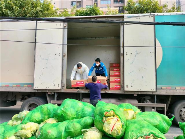 快遞人員正在搬運物資。陳芷琦攝