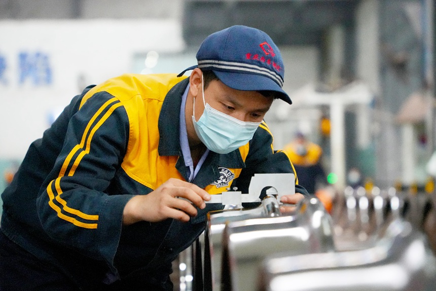 重慶西車輛段輪軸裝修工正在進行輪對檢測。吳晉超攝