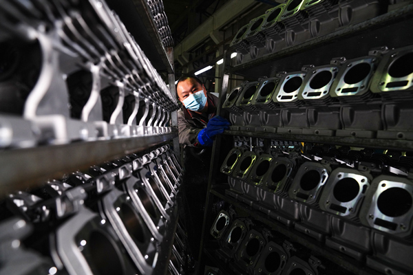 在北碚區蔡家重慶三華工業有限公司生產車間，生產工人在生產線上忙碌。秦廷富攝
