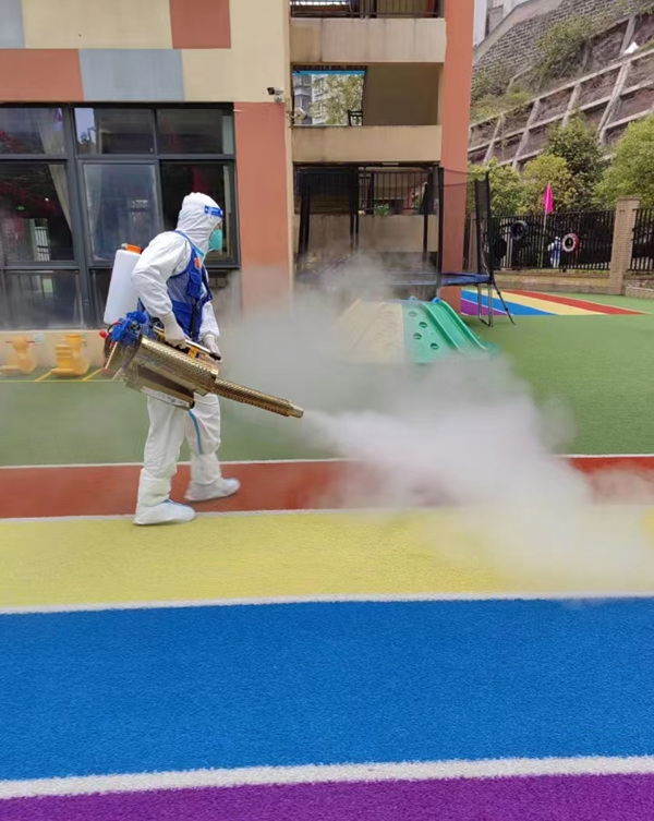 藍天救援隊正對學校開展消殺工作。楊安東攝
