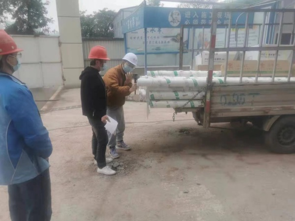 在復工的美心地產工地，工作人員對進出人員及物資進行檢查。企業方供圖