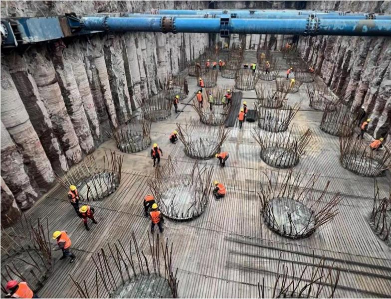黃桷坪大橋橋墩基礎工程施工現場，工人們在進行著擋土板和錨索施工。重慶城投建設公司 供圖
