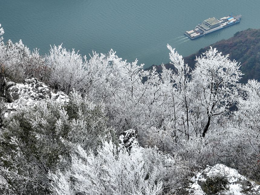 長江三峽巫峽兩岸銀裝素裹。王正坤攝