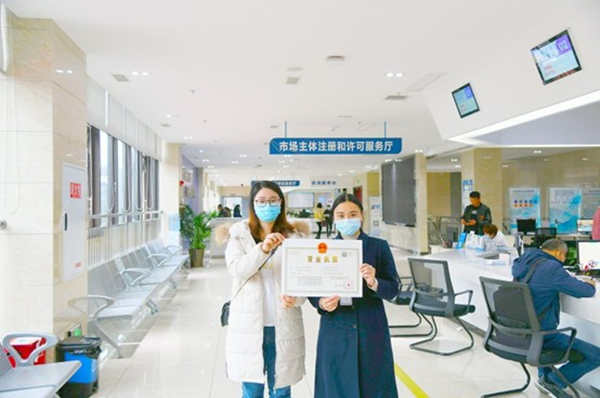 “一網通辦”讓遂潼兩地市民辦事更方便。夏培植攝