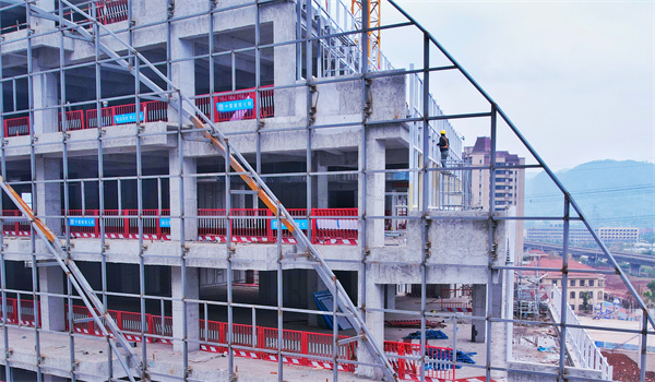 工人們正在進行龍骨噴漆。中建七局西南公司供圖