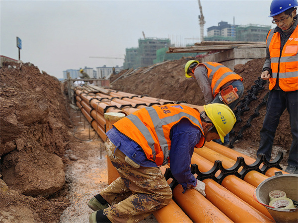 工人們正在進行地下電力管網安裝及回填施工。中建七局西南公司供圖