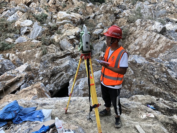 《爭分奪秒》6月30日，巫溪縣滑坡搶險工作中，208地質隊員在炎炎烈日下 ，全天候用全站儀對滑坡體進行變形監測，記錄滑坡體的變形數據，為搶救生命爭分奪秒。黎中余攝