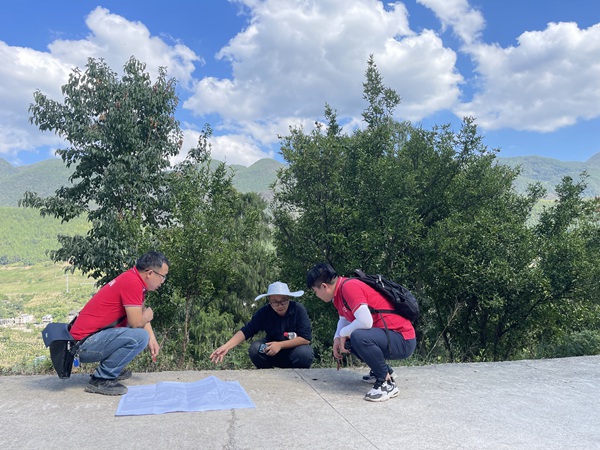 《馬路邊的討論》國慶期間，一次巡查后，川東南公司資環院技術負責曾勇和技術骨干曹志遠、劉亞就地在馬路邊上討論起了地災防治工作。潘笑天攝