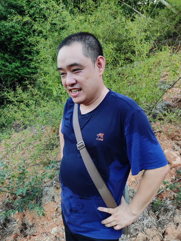 《汗流浹背》。8月2日，重慶一三六地質礦產有限責任公司駐守隊員對萬盛區萬東鎮突發變形跡象進行現場調查，汗水濕透衣背。楊勇強攝