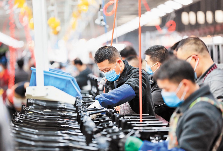 12月7日，大足區高新技術產業園區的臺鈴新能源電動車生產車間，工人正在組裝電動摩托車。