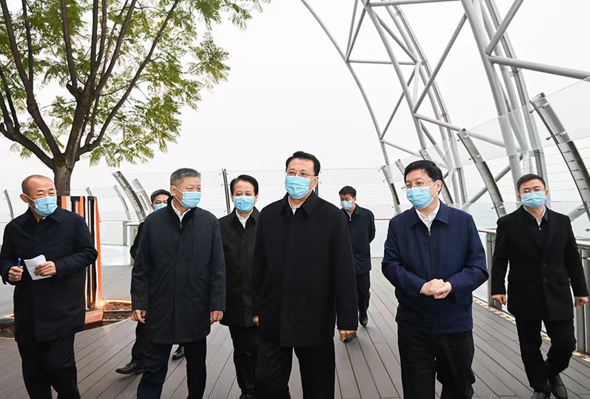 12月12日下午，在來福士廣場頂層，市委書記袁家軍聽取朝天門片區改造工程等情況介紹。記者 蘇思 攝/視覺重慶