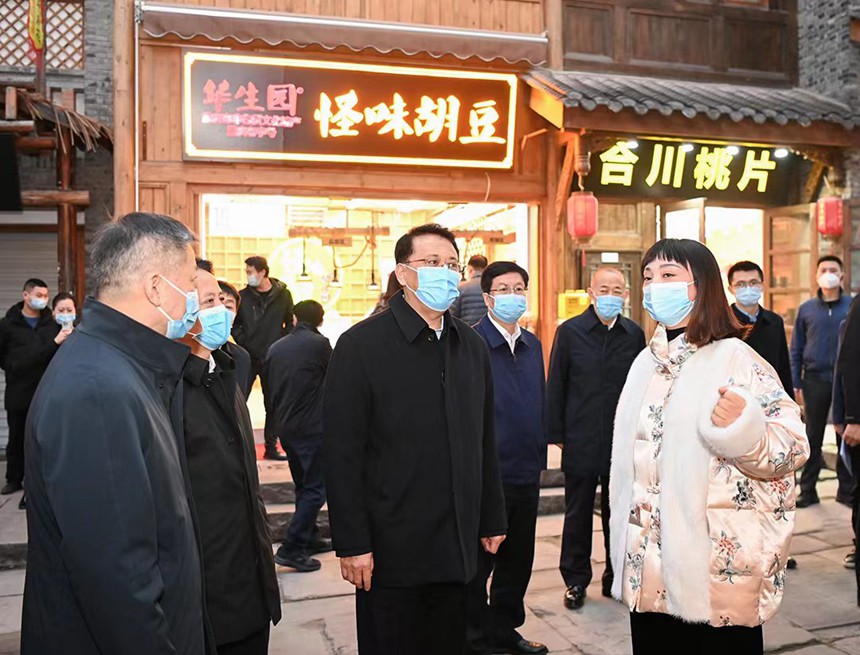 12月12日下午，在渝中區十八梯，市委書記袁家軍實地考察街巷風貌，并同商戶交流。記者 蘇思 攝/視覺重慶